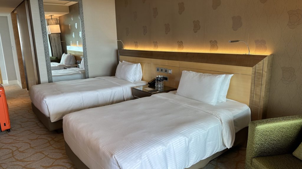 大きな鏡があるマリーナベイ・サンズのツインルームを反対側から撮影。