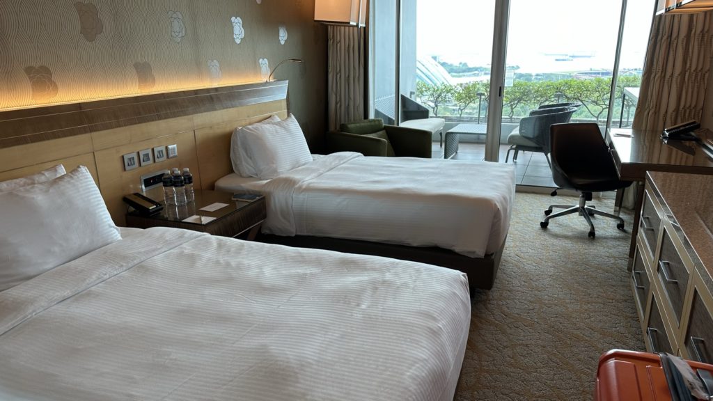 マリーナベイ・サンズのツインルーム全体。広々としたモダンな客室。