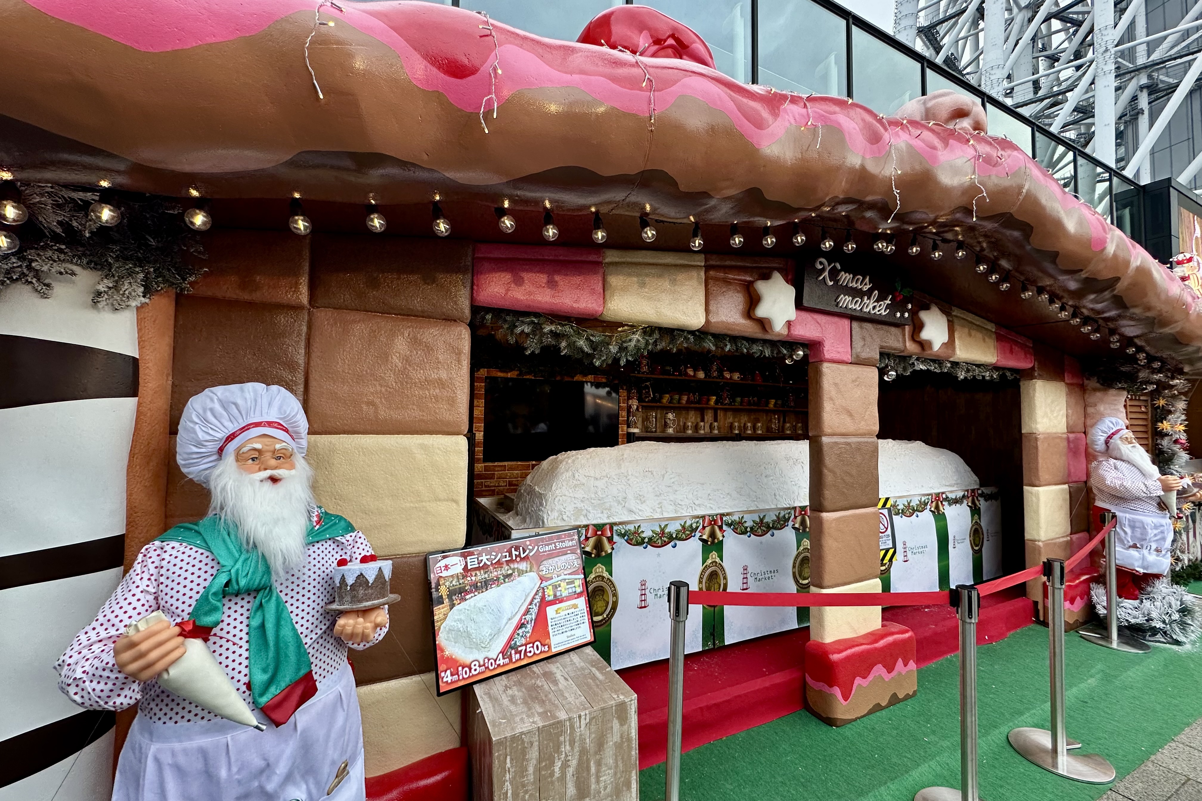 東京スカイツリーのクリスマスマーケット2025で展示されている実際の超大型シュトーレン