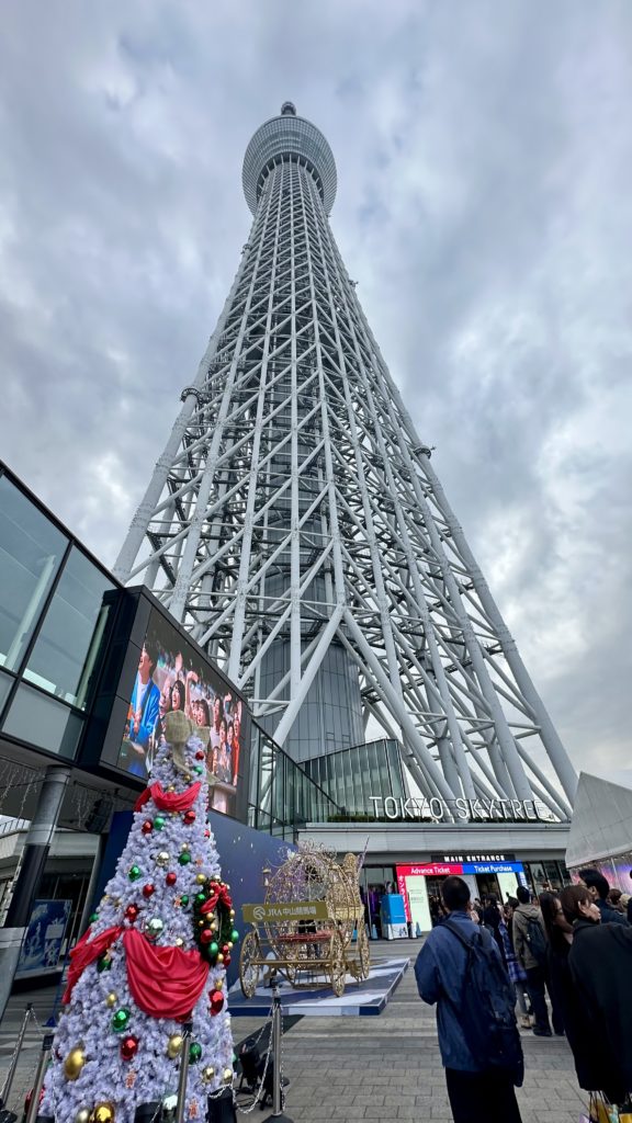 東京スカイツリーのクリスマスマーケット2025のクリスマスツリーとスカイツリーの様子
