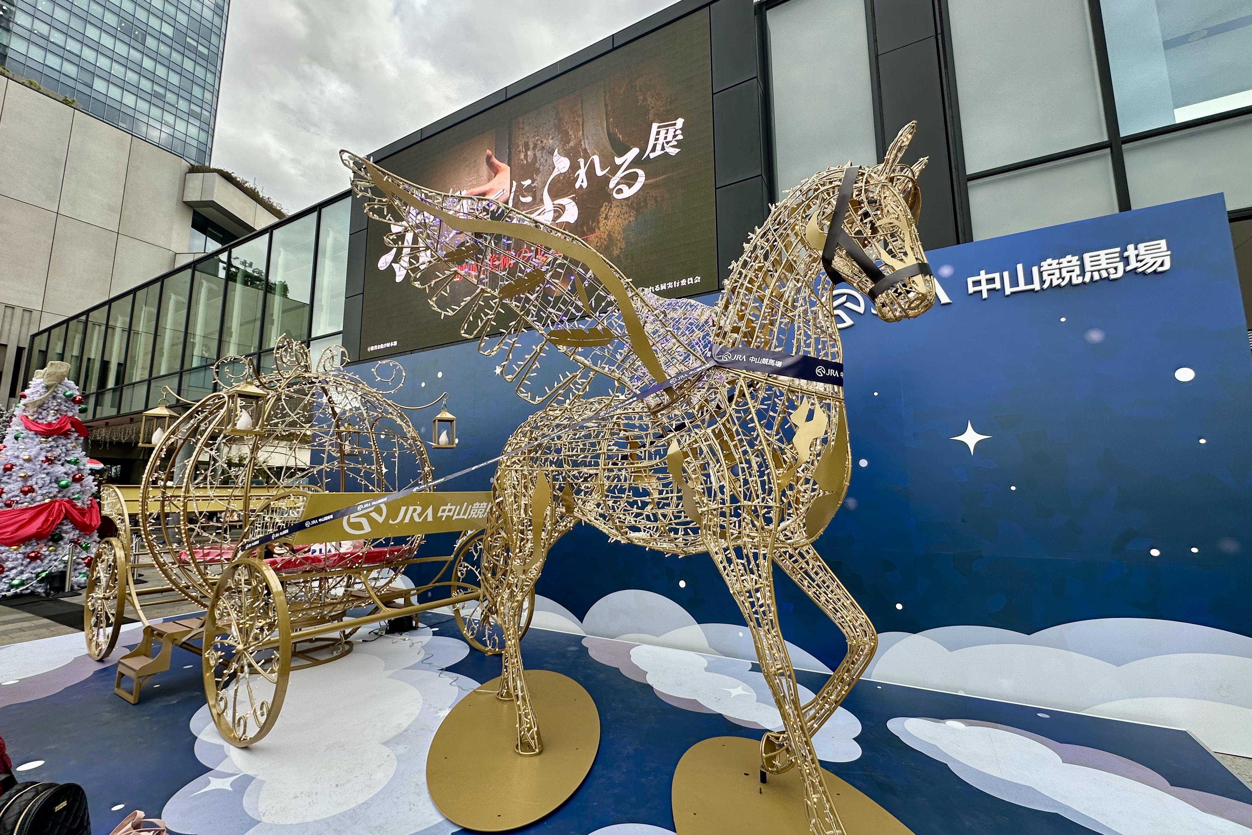 東京スカイツリーのクリスマスマーケット2025で展示してあるJRAのペガサスと馬車のイルミネーション