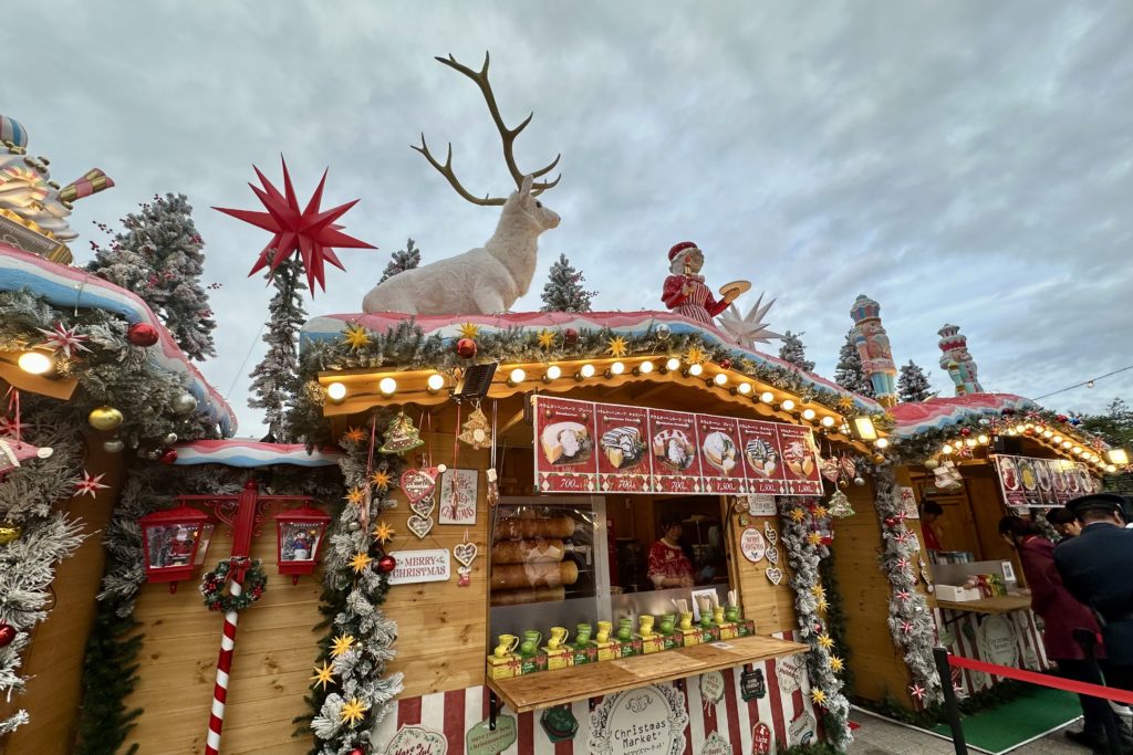 東京スカイツリーのクリスマスマーケット2025で店内焼きバームクーヘンを売っているお店の様子