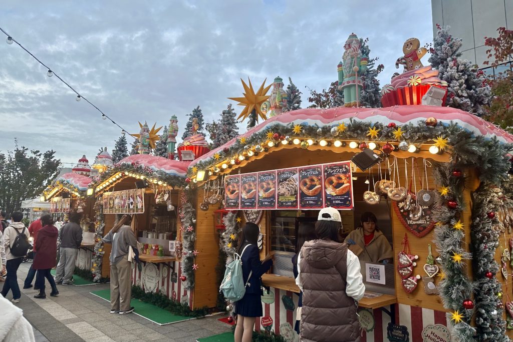 東京スカイツリーのクリスマスマーケット2025でプレッツェルを売っているお店の様子