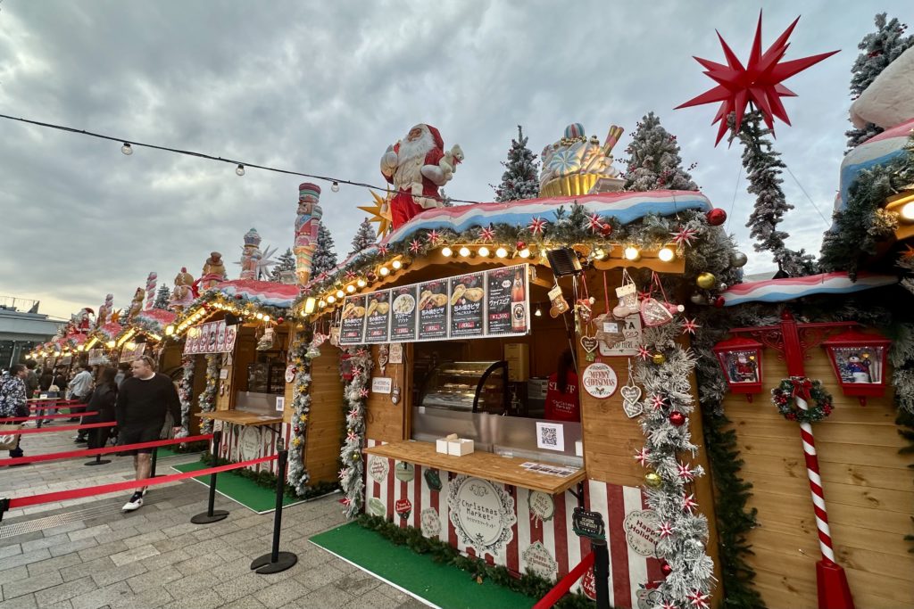 東京スカイツリーのクリスマスマーケット2025で包み焼きピザを売っているお店の様子