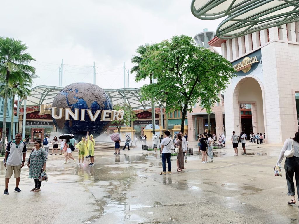 ユニバーサルスタジオシンガポールの地球儀とメインエントランス