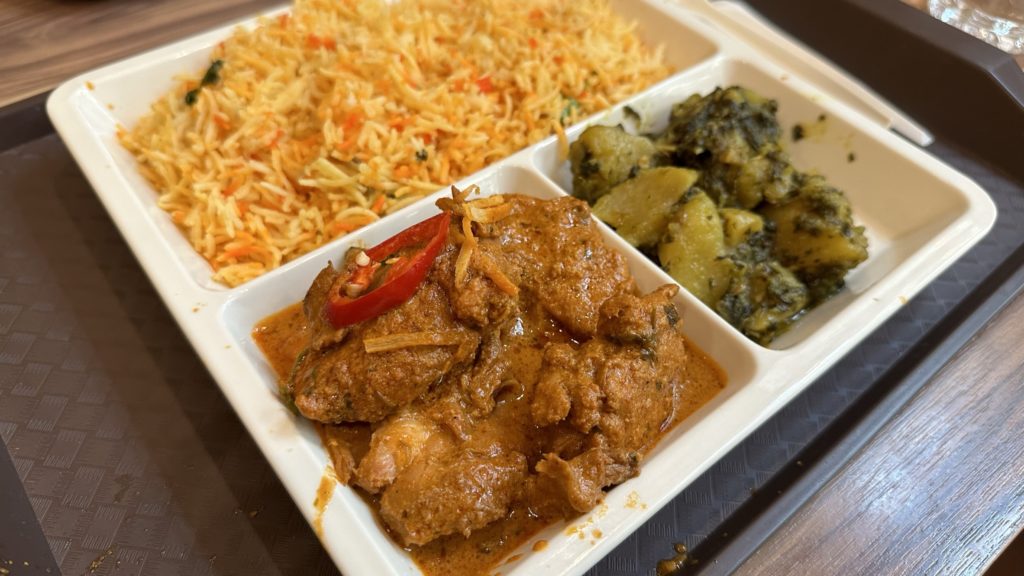 エジプトモチーフのレストラン「Oasis Spice Cafe」のチキンカレープレート（ユニバーサルスタジオ・シンガポール）