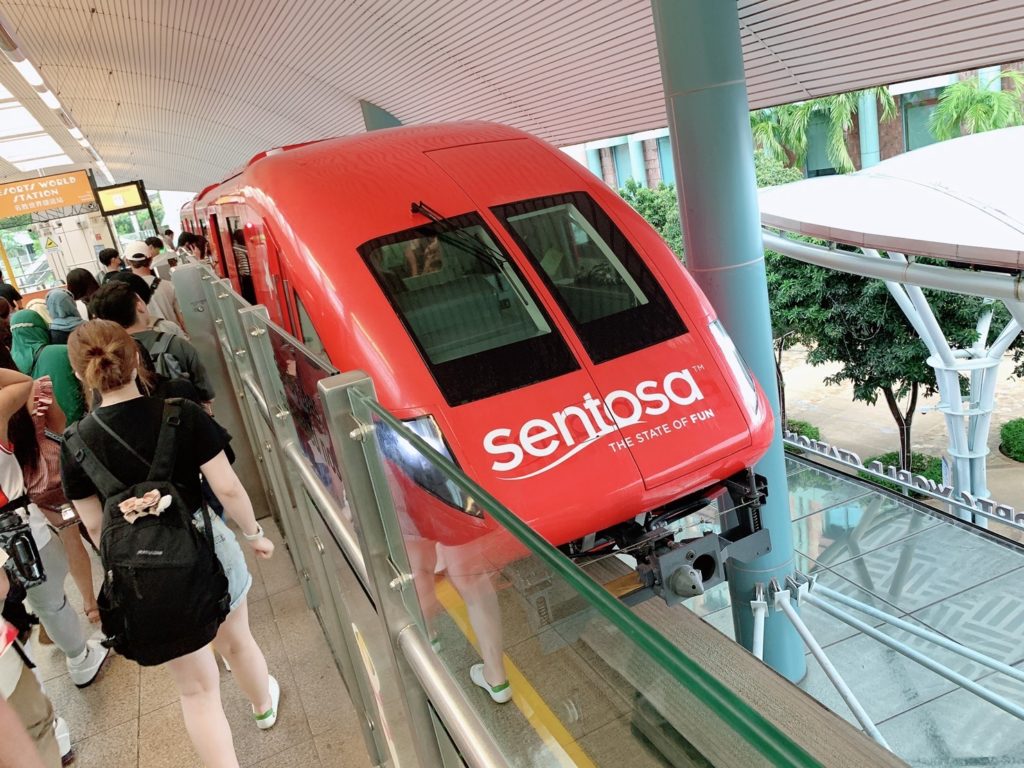 シンガポールセントーサ島にあるモノレール。セントーサエクスプレスでユニバーサルスタジオシンガポールへ向かう筆者の後ろ姿