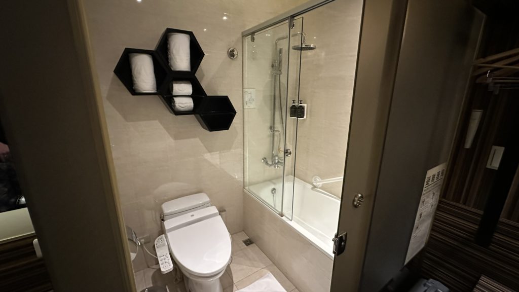 ビーハウスバイコスモスクリエイション台北駅館のバスタブが付いているバスルーム全体の様子。