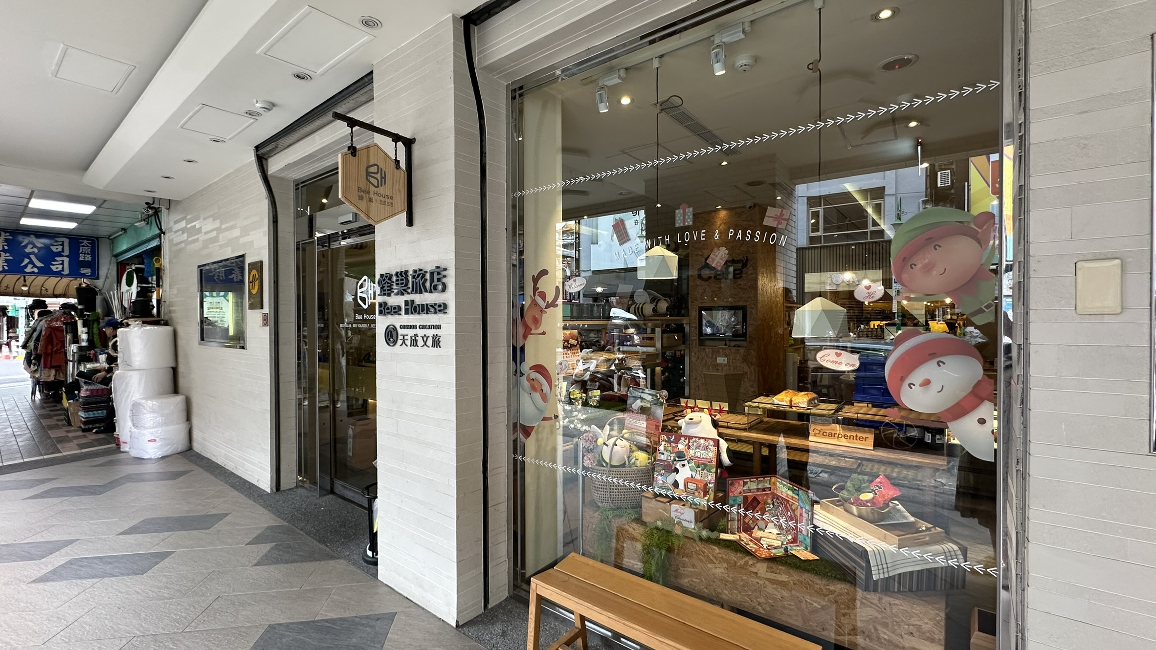 台北 ホテル おすすめの立地にあるビーハウスバイコスモスクリエイション台北駅館の入口外観の様子