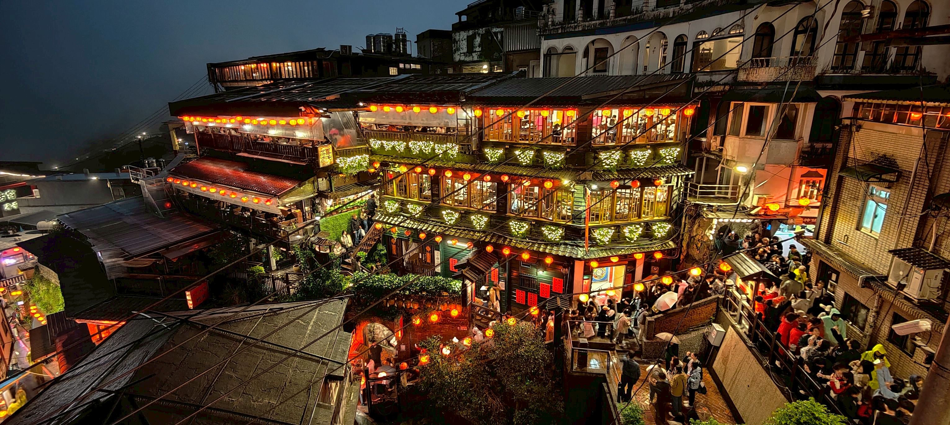 海悦楼景観茶房3階テラスからの眺め。九份の街並みを見下ろす景色
