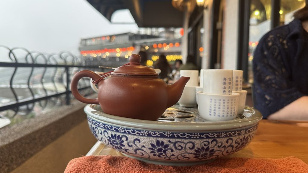 九份の海悦楼景観茶房で楽しんだ台湾茶と茶器の写真