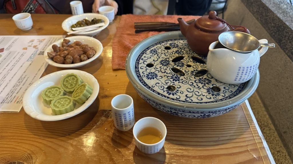 海悦楼景観茶房のティーセット。茶器と茶菓子の様子