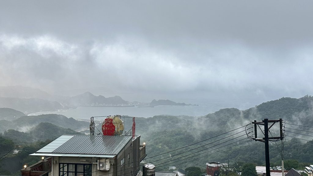 海悦楼景観茶房のテラス席からの眺め。雨で霧がかった幻想的な九份の風景