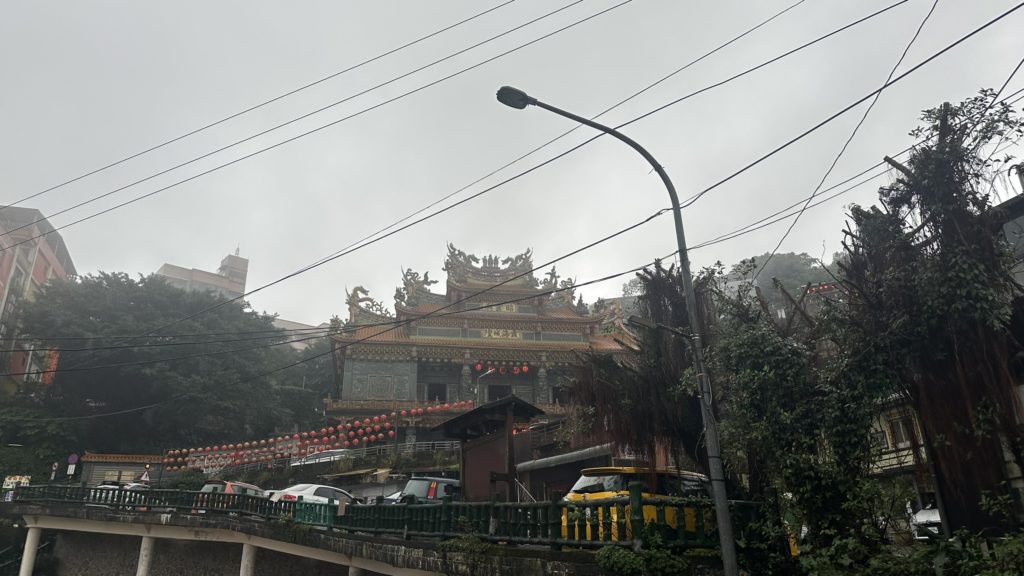 貸切送迎で到着した九份城隍廟の駐車場