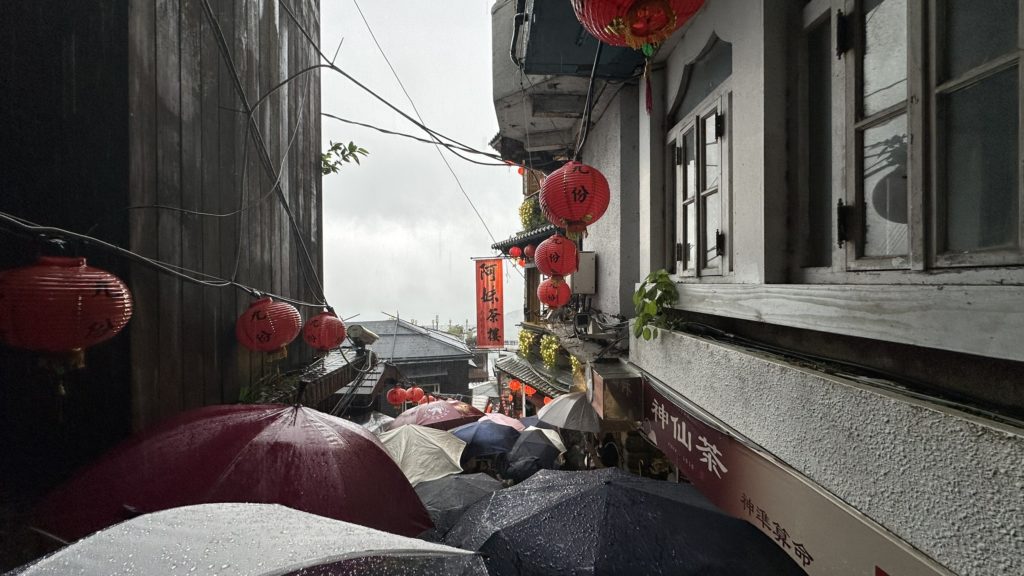 雨が降っても多くの観光客で混雑する九份の小道。傘でいっぱいの様子