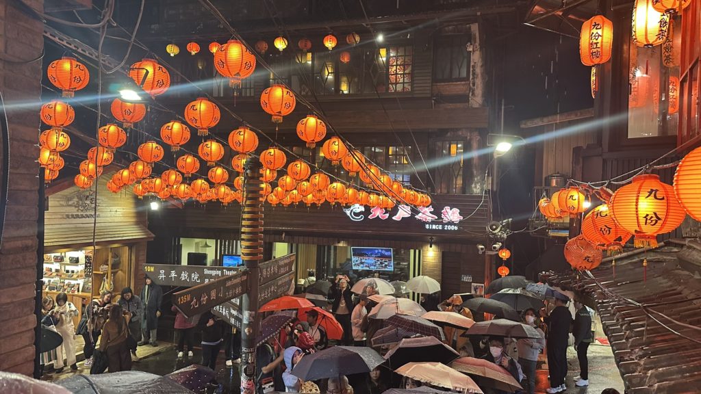 赤提灯が並ぶ九份の夜景。幻想的な雰囲気の老街