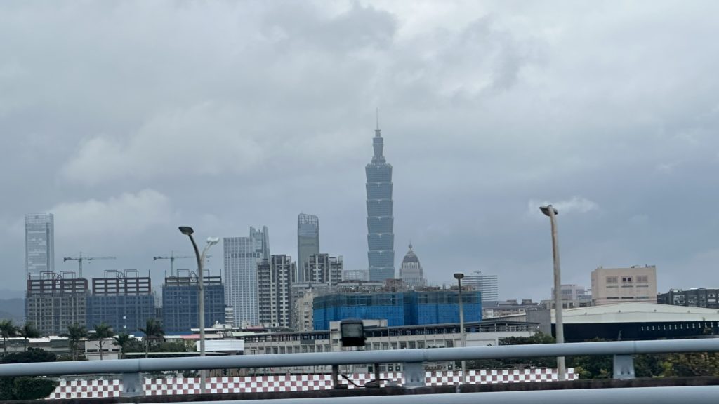 九份へ向かう貸切送迎の車内から見えた台北101