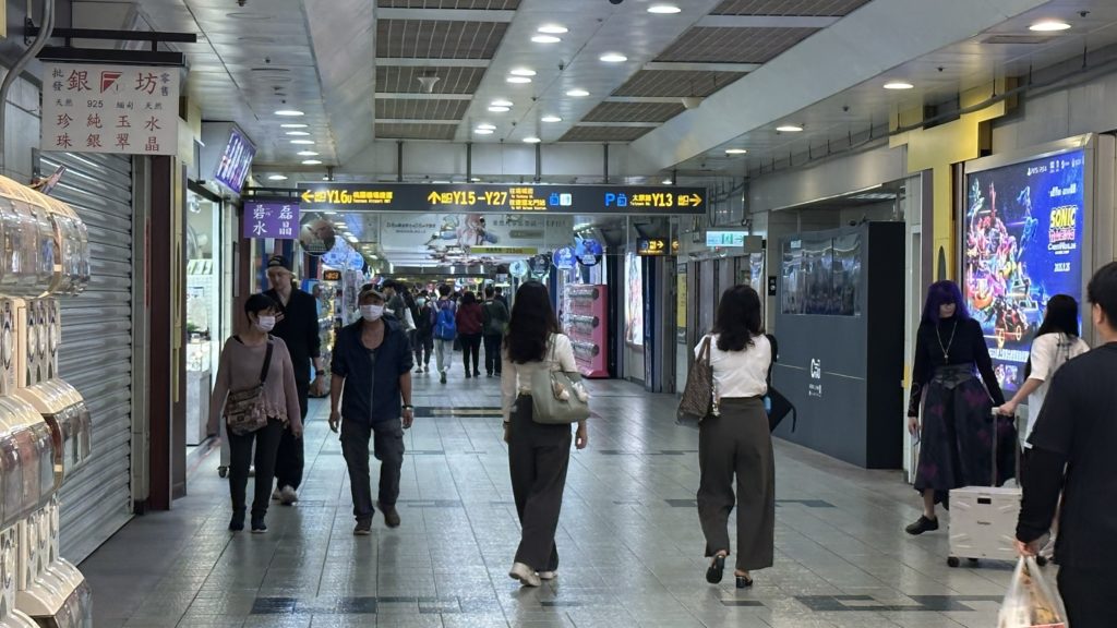 ビーハウス バイ コスモスクリエイション台北駅館からY13出口を利用して北門方面へ向かう台北地下街の様子