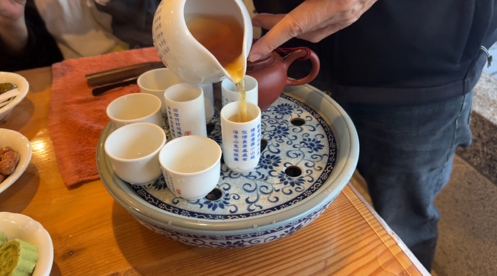 海悦楼景観茶房で行われる台湾茶藝のデモンストレーションの様子