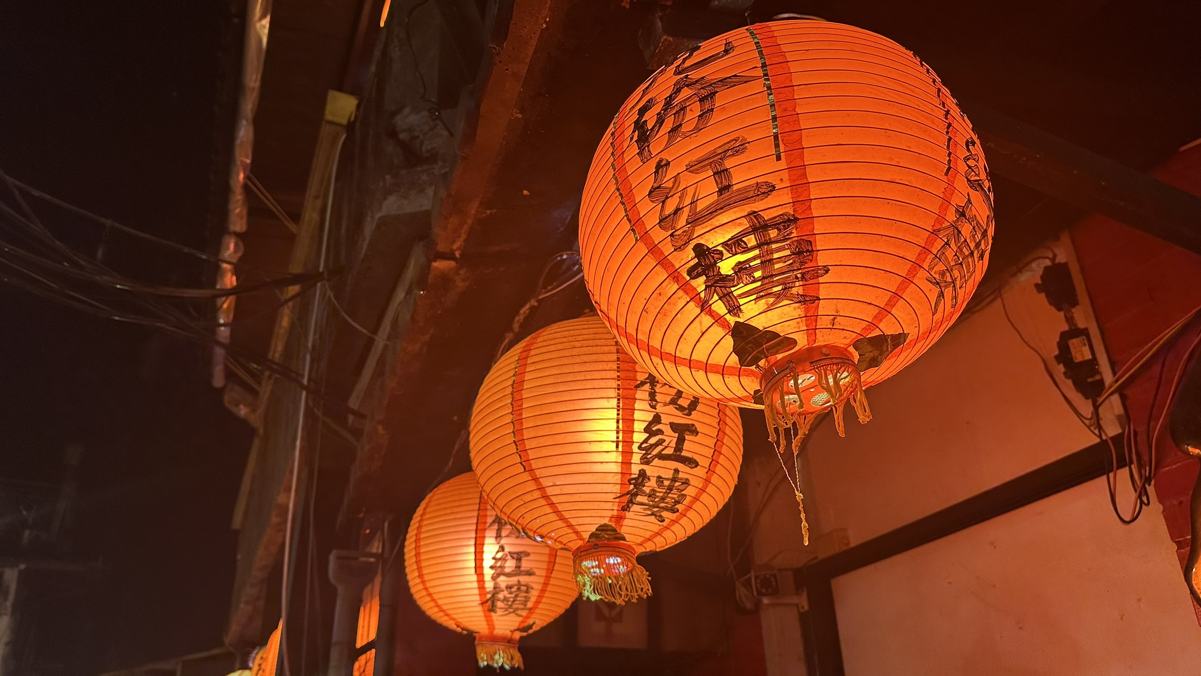 台湾旅行を象徴する赤提灯のクローズアップ画像