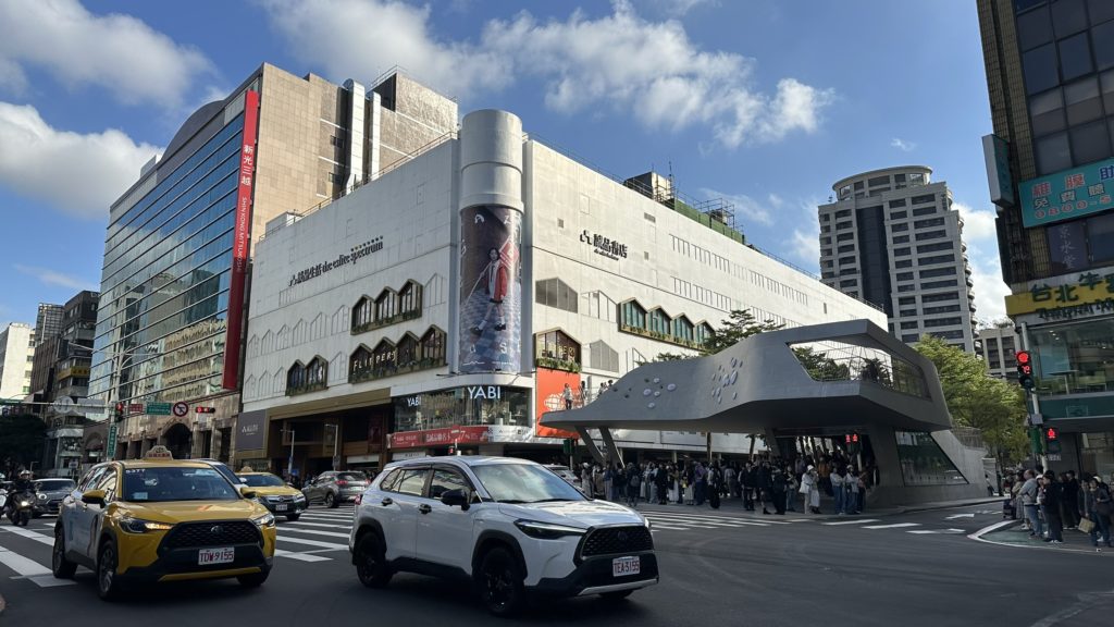 中山駅周辺にある誠品生活と新光三越の外観