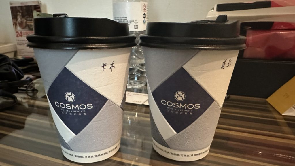 ビーハウス台北駅館1階カフェでテイクアウトしたコーヒー