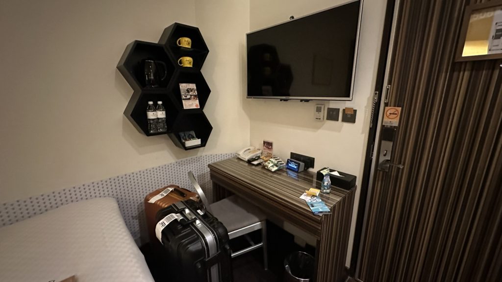 ビーハウス台北駅館ダブルルームのデスク周りとスーツケース2つ