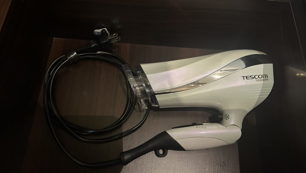 ビーハウス台北駅館ダブルルームの備え付けドライヤー