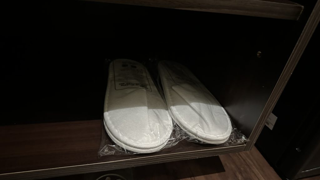 ビーハウス台北駅館ダブルルームに用意されているスリッパ