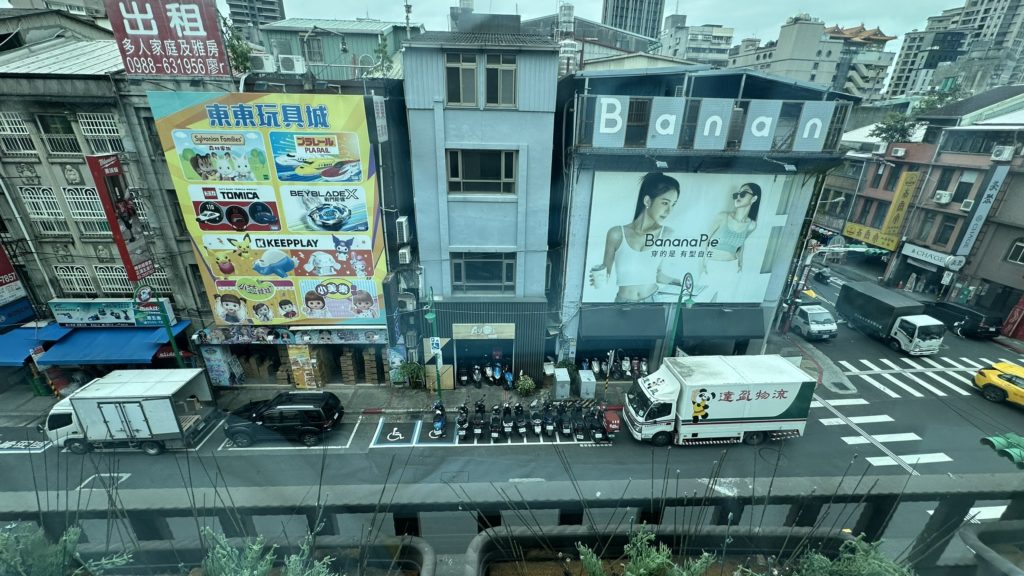ビーハウス台北駅館ダブルルームから見た外の景色