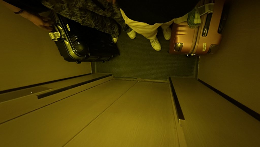 ビーハウス台北駅館のエレベーター内はスーツケースと２人で満杯