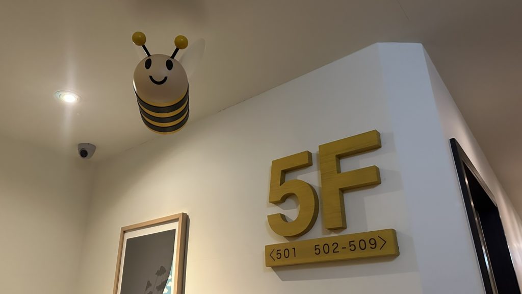 ビーハウス台北駅館5階の案内板とみつばちのオブジェ