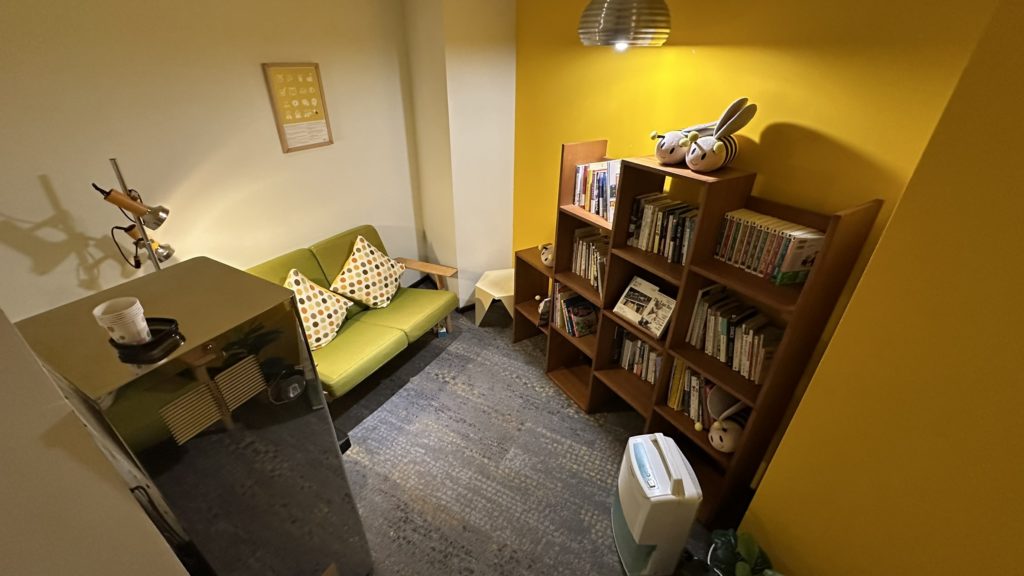 ビーハウス台北駅館2階図書スペース奥のソファエリア