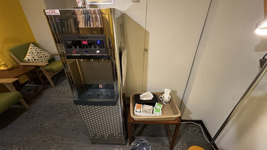 ビーハウス台北駅館2階図書スペースのウォーターサーバー