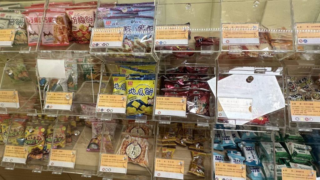 ビーハウス台北駅館3階駄菓子コーナーの飴やチョコレート