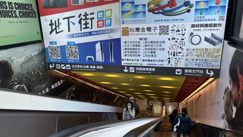 台北地下街Y13出口のエスカレーターを上から見た様子