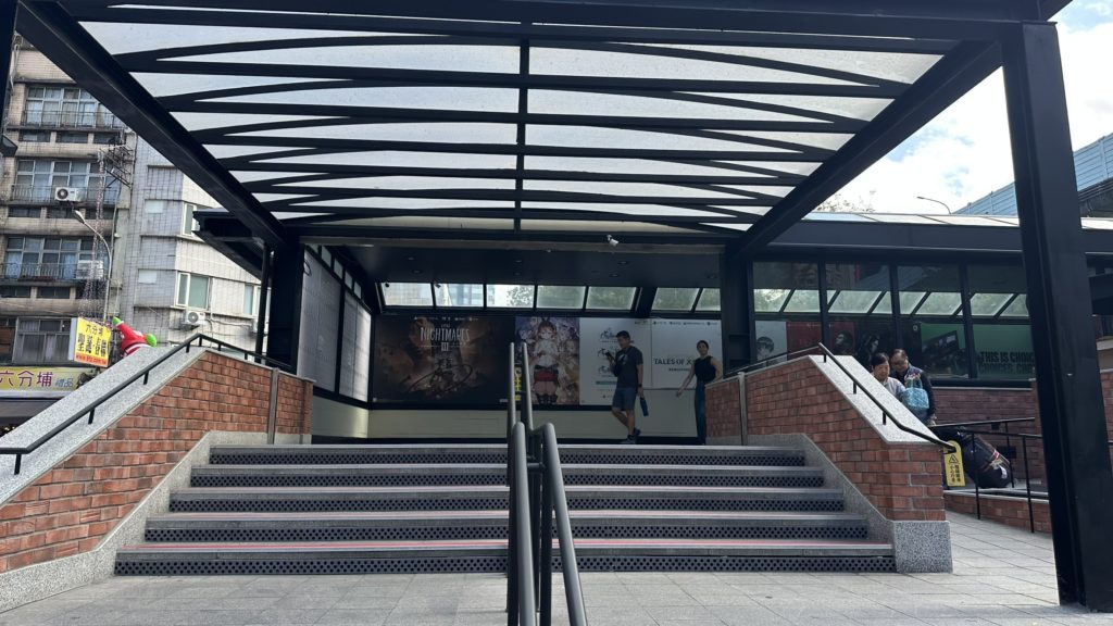 台北地下街Y13出口の出入り口建物外観