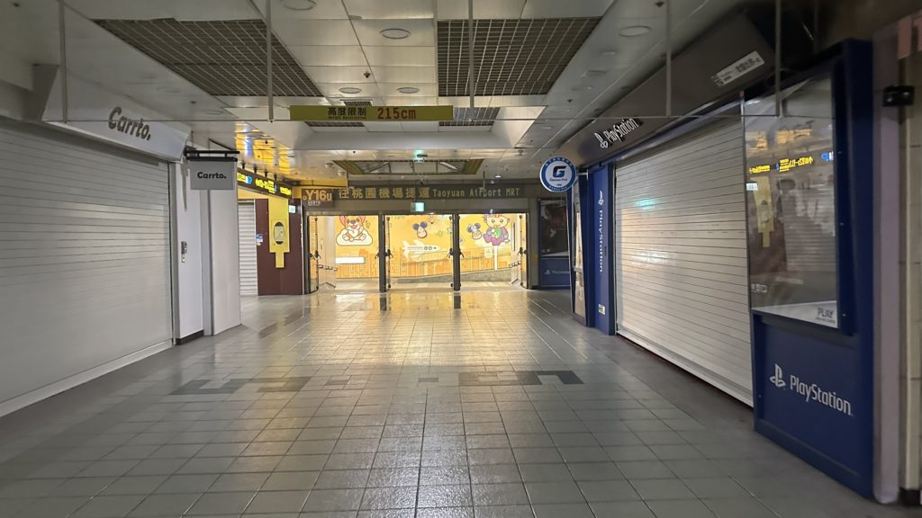 早朝の台北地下街Y16u出口付近の様子