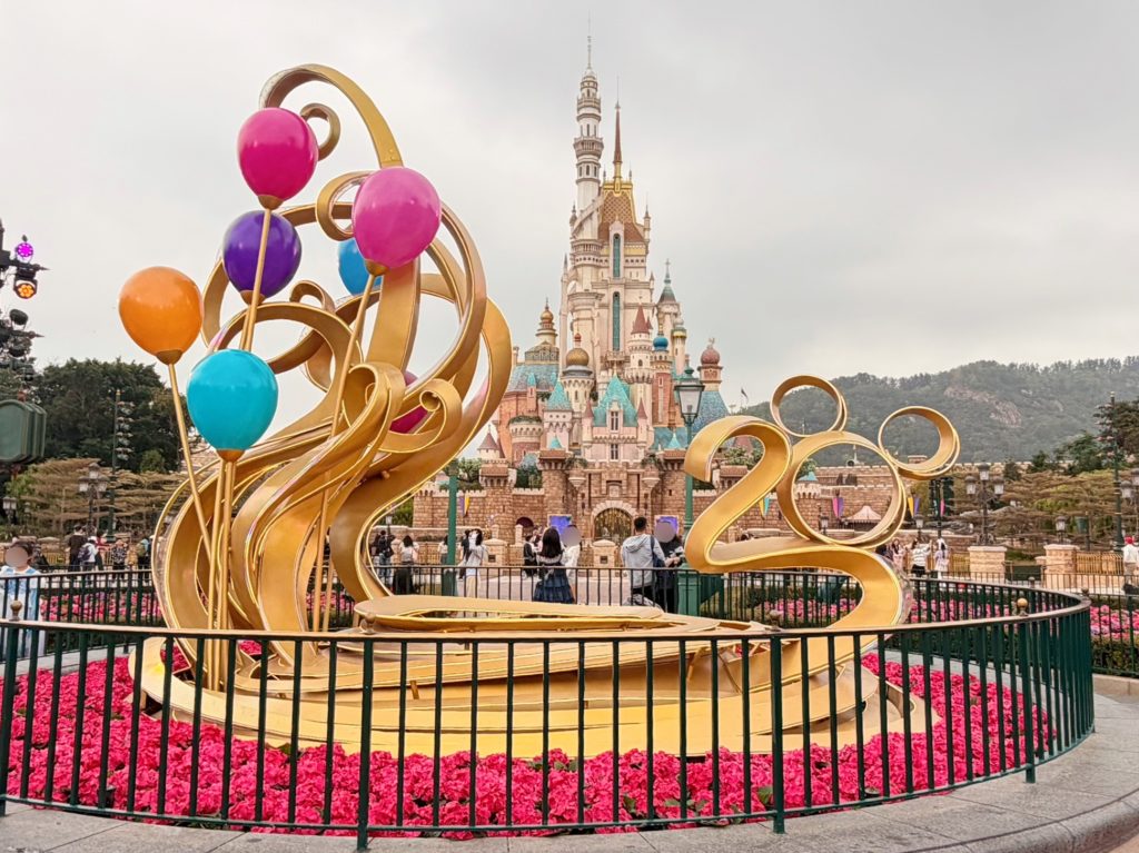 香港ディズニーランドのお城と20周年記念モニュメント