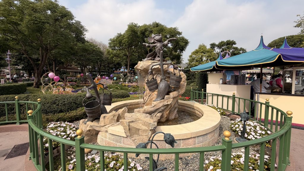 香港ディズニーランドにあるファンタジアのミッキーとバケツを運ぶ箒の銅像