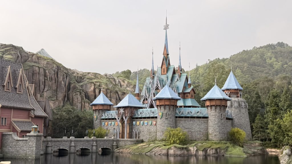 香港ディズニーのアナと雪の女王エリアにあるアレンデールのお城の外観