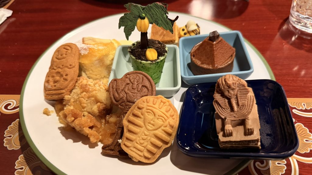 香港ディズニーのエクスプローラーズ・クラブ・レストランのセミビュッフェで選んだデザート