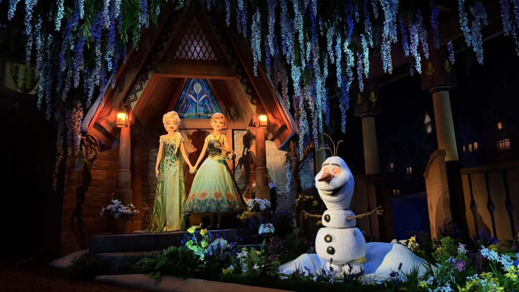 香港ディズニーのアナと雪の女王アトラクション内で手をつなぐアナとエルサとオラフ