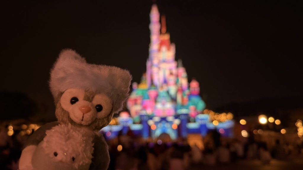 香港ディズニーで購入したジェラトーニのぬいぐるみとモーメンタス鑑賞待ち中のお城