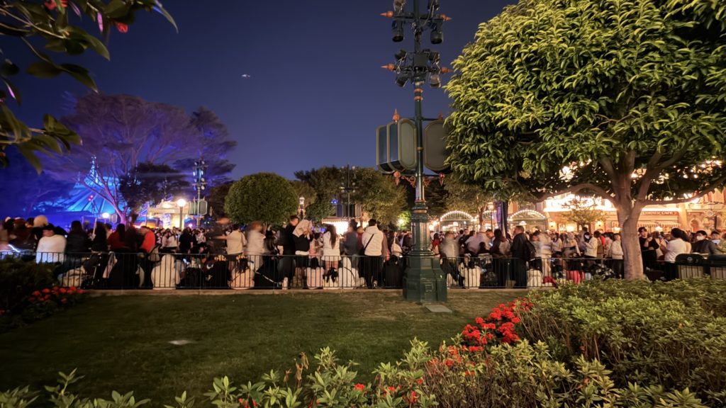 香港ディズニーのモーメンタス通常鑑賞エリアが開始1時間前から大混雑している様子