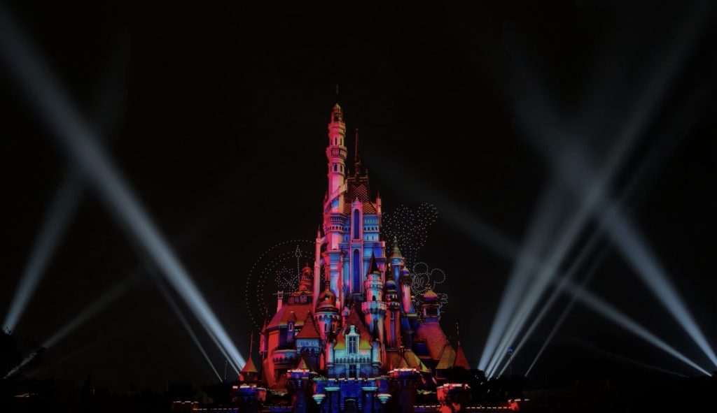 香港ディズニーのモーメンタスショー中に一部が隠れてしまったドローンショーの様子