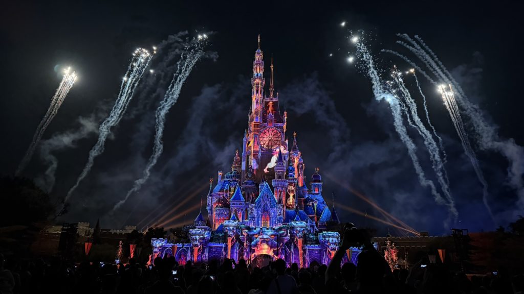香港ディズニーのモーメンタスショー中にお城の後ろに花火が打ち上がる様子