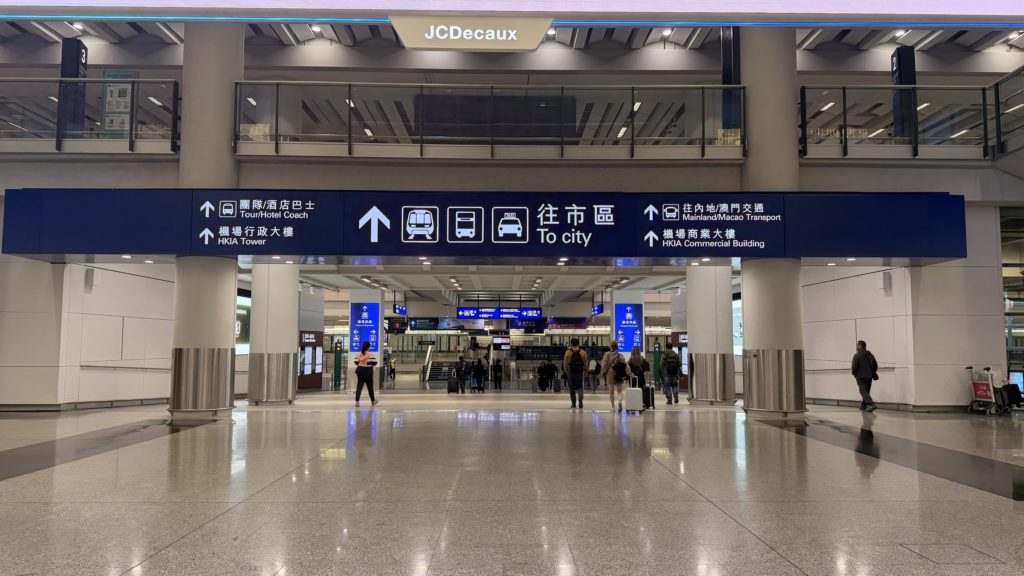 香港空港到着ロビーの公共交通機関案内サイン