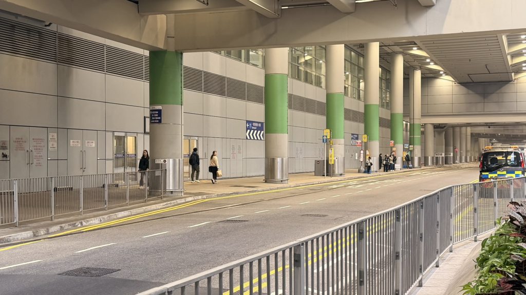 香港空港バス乗り場グリーンゾーン全体の様子(緑のポールが目印)