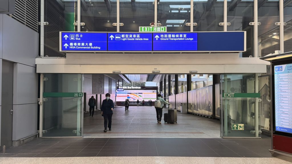 香港空港からバス乗り場へ向かう通路の様子